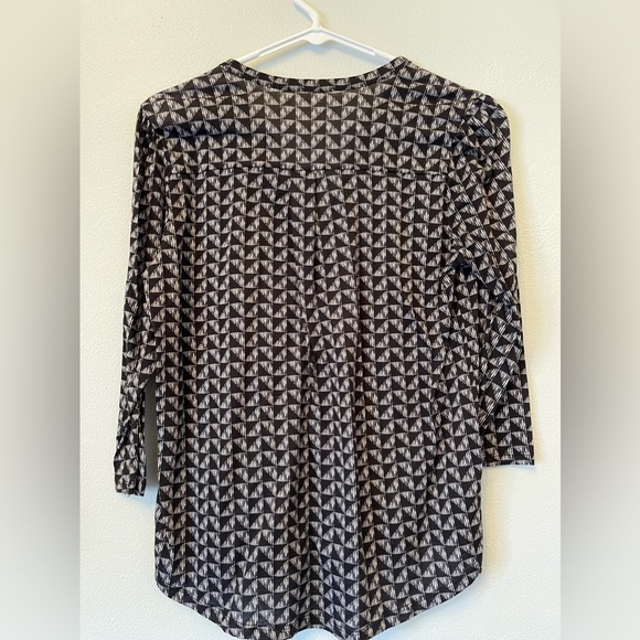 H&M ¾ sleeve triangle geometric ¼ neck button light airy blouse - Picture 4 of 4